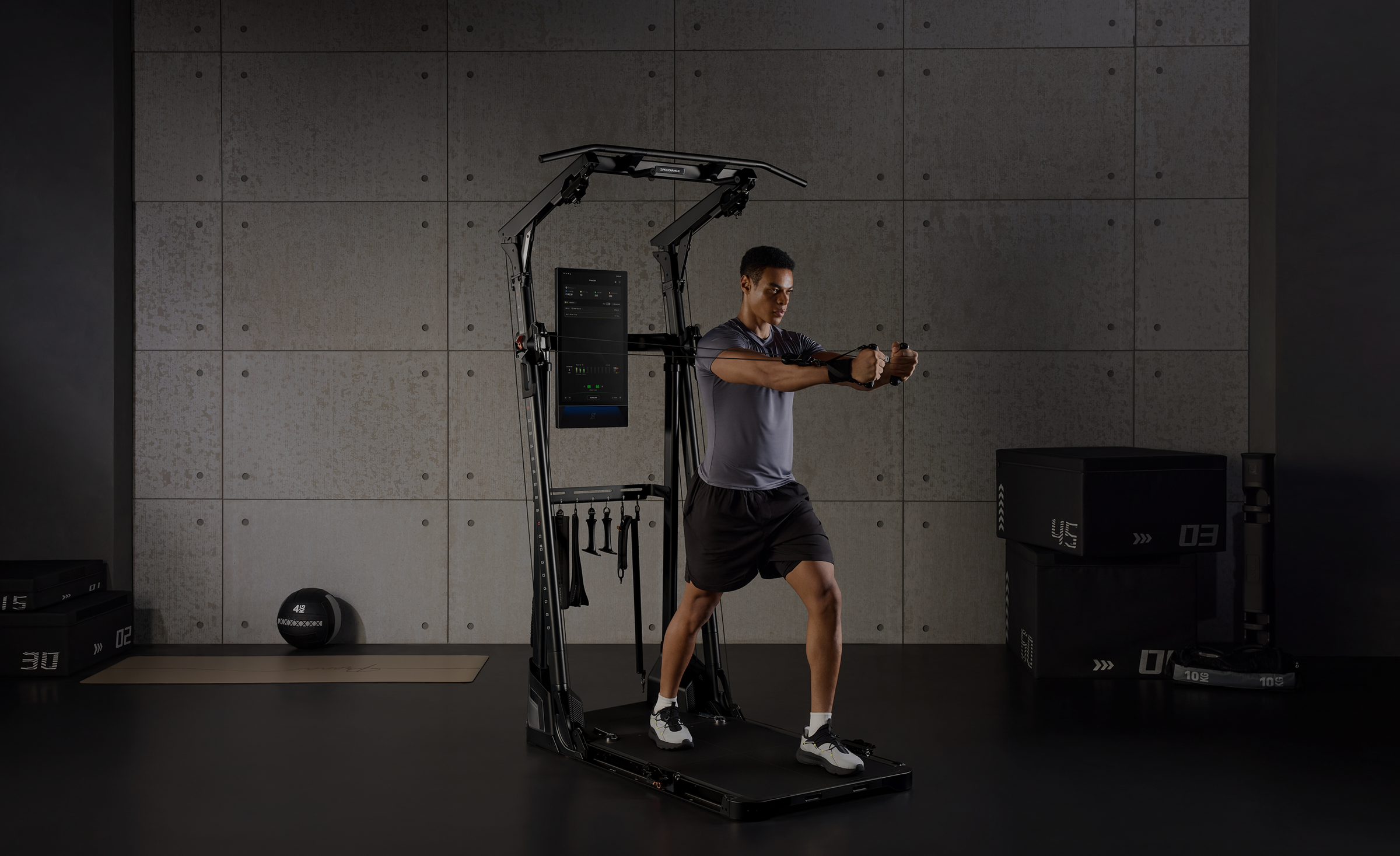 Gym Monster Ultra i en mørk, professionel træningsscene
